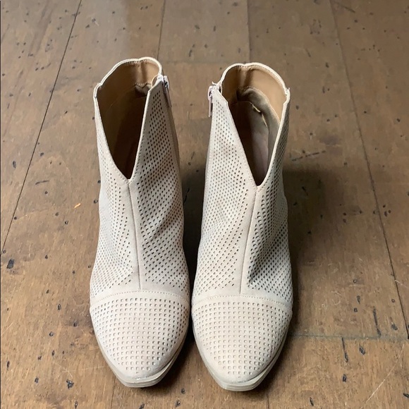 Vernacular taupe booties - Picture 2 of 5